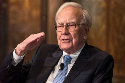 Warren Buffett Says Fed ‘Powers Everything in the Economic Universe’