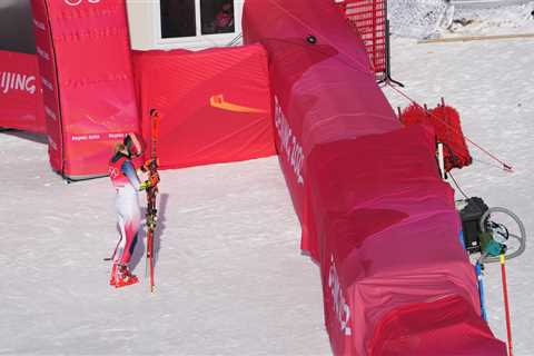 Mikaela Shiffrin falls in the giant slalom and is disqualified from the event.