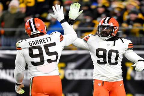 The Cleveland Browns have 3 free agents to sign before camp