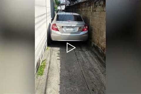 Skilful driver slowly negotiates narrow 6.5ft wide alleyway