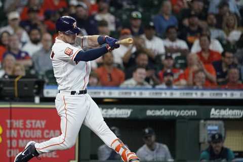 Bats support Justin Verlander in finishing sweep of Mariners