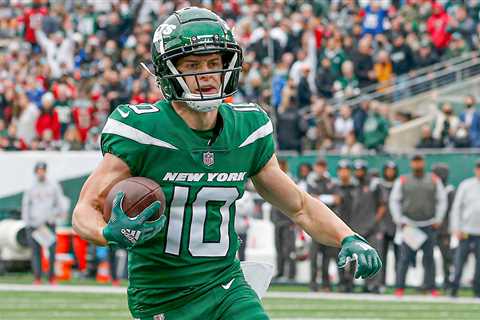 Braxton Berrios hurls first pitch in Miami, draws reactions for vivid attire