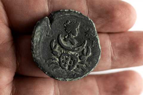 A coin with the effigy of the Roman goddess Luna discovered off the coast of Israel – •