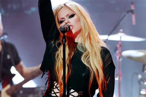 Avril Lavigne Still Has Her Outfit From the “Complicated” Music Video