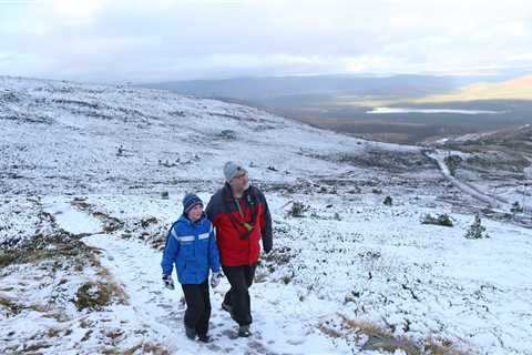 UK weather – snow blankets parts of UK as temperatures tumble towards FREEZING as urgent rain and..