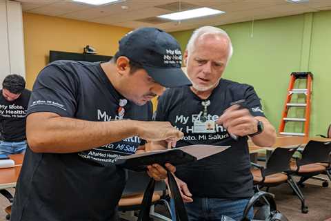 Voluntarios electorales quieren que los latinos sepan que votar es bueno para su salud