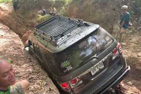 Driver shows off his off-road skills by powering through muddy ditch