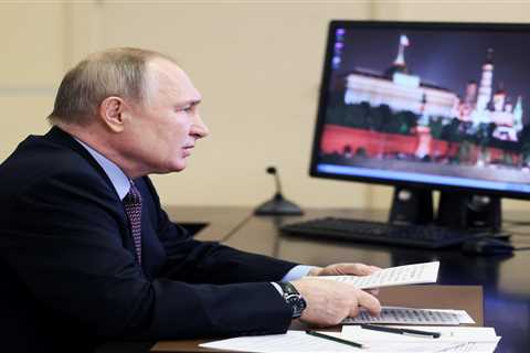 Vladimir Putin refuses to use the internet because he's afraid people will spy on him, the Wall..