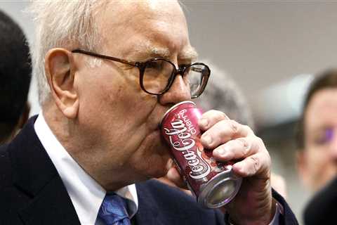 Warren Buffett drinks 5 cans of Coke every day. Here's why he switched from Pepsi after nearly 50..