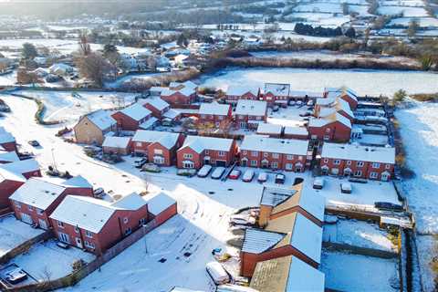 UK weather: Snow and ice warnings cover length of country with fears of power cuts and travel delays