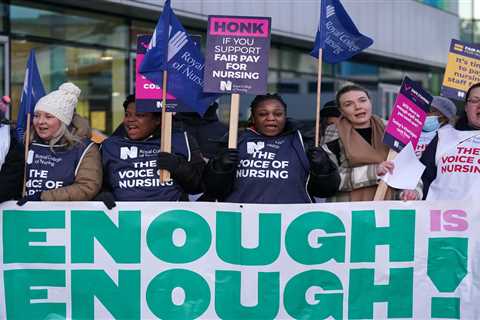 Nurses threaten to walk out of A&E and cancer wards in escalation of pay row