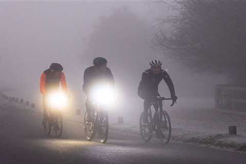 UK weather – Met Office issues wind warning for 75mph gales amid blustering showers & five..