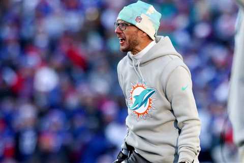 Dolphins’ Mike McDaniel explains critical delay of game penalty, thought Miami had a first down..