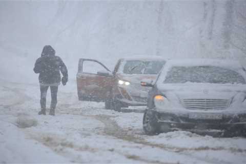 UK weather warning: Met Office releases amber warning for snow TOMORROW with fears of travel chaos