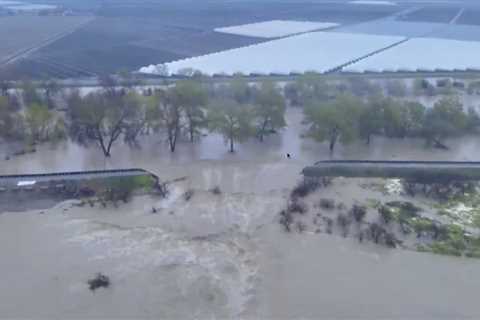 Thousands evacuated after levee breaks near Santa Cruz