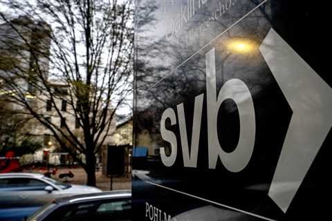 US works to prevent crisis as SVB, Signature Bank collapse