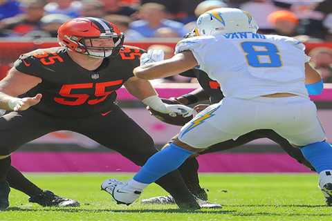 Cleveland Browns re-signs center Ethan Pocic to a three-year deal