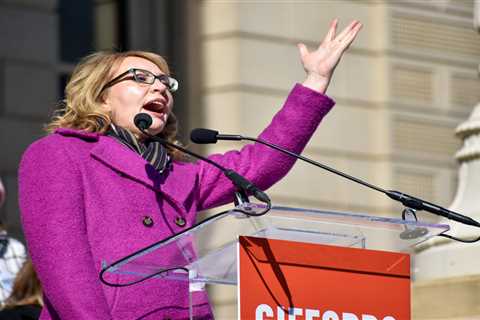 Giffords joins students at Michigan rally amid legislative action on gun safety ⋆