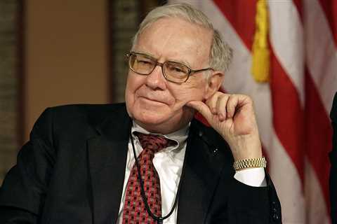 Berkshire Hathaway Posts A Big Loss, Hoards Cash