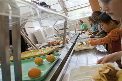 A pandemic experiment in universal free school meals gains traction in the states ⋆