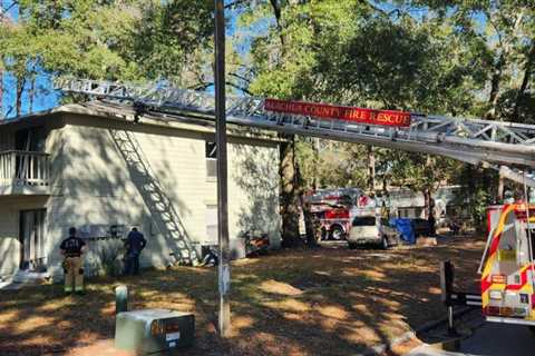 Gainesville apartment fire displaces adults and children