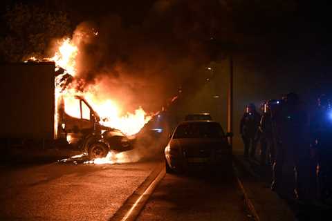 French rioters filmed brandishing military-grade weapons as unrest grows — RT World News