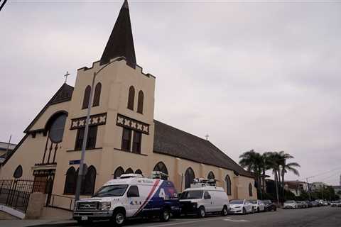 2nd bus carrying asylum seekers from Texas arrives in Los Angeles