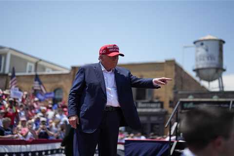 Trump rally packs small city in South Carolina show of force