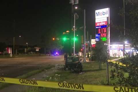 Police chase in north Houston ends in major crash; 3 people hospitalized