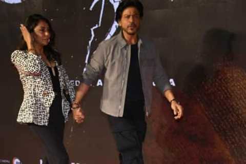 Jawan star Shah Rukh Khan and wife Gauri Khan make a smashing entry to celebrate Sunny Deol’s big..