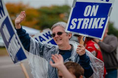 Trump’s GOP foes weigh politics of auto strike: Fire workers, rally them or keep quiet