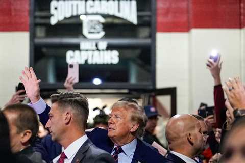 Donald Trump draws cheers and boos at the Clemson-South Carolina football game in Nikki Haley’s..