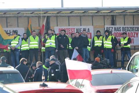 Polish farmers begin protest at border with Lithuania — RT World News