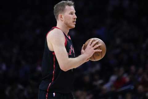 Raptors’ Poeltl leaves game vs. Hornets with dislocated finger