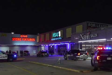 Police searching for suspects after 1 killed, 1 injured in shooting outside SW Houston hookah bar