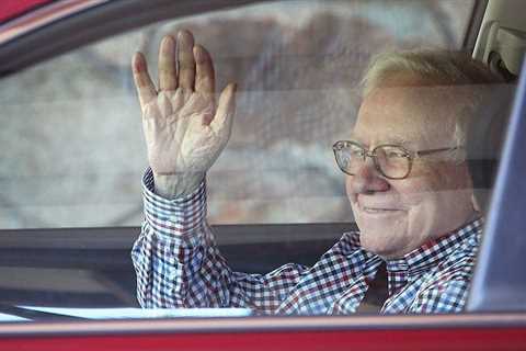 A police stop, a free hat, and a letter to GM's boss — here's the story of Warren Buffett's..