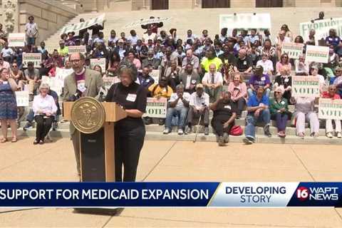 Group rallies to pressure lawmakers to expand Medicaid