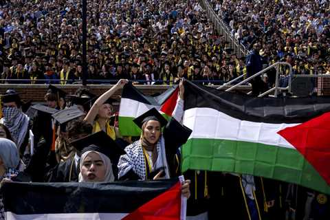 Pro-Palestine protesters disrupt college commencement ceremony (VIDEOS) — RT World News