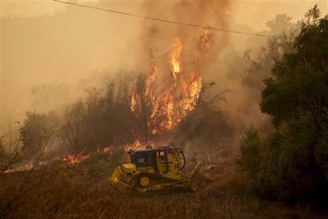 Felicia fire chars 300 acres, strands boaters at Lake Piru